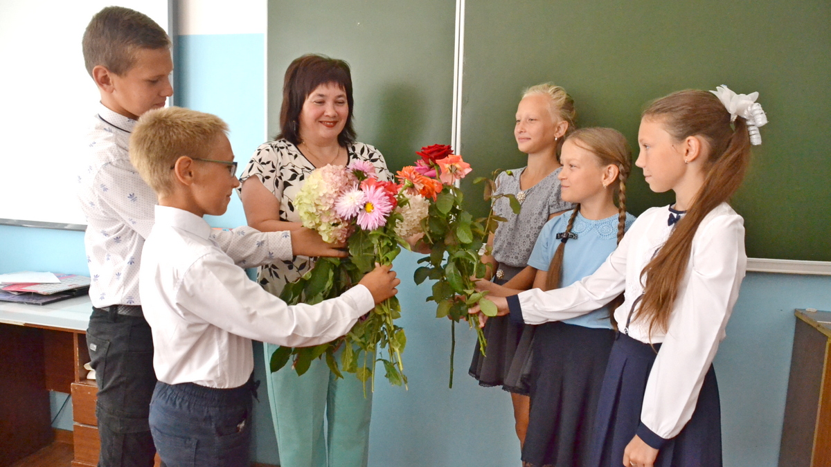 91 школа ученики. Цветы учителю. Учитель с цветами. Дети дарят цветы учителю. Дети вместо цветов 1 сентября.