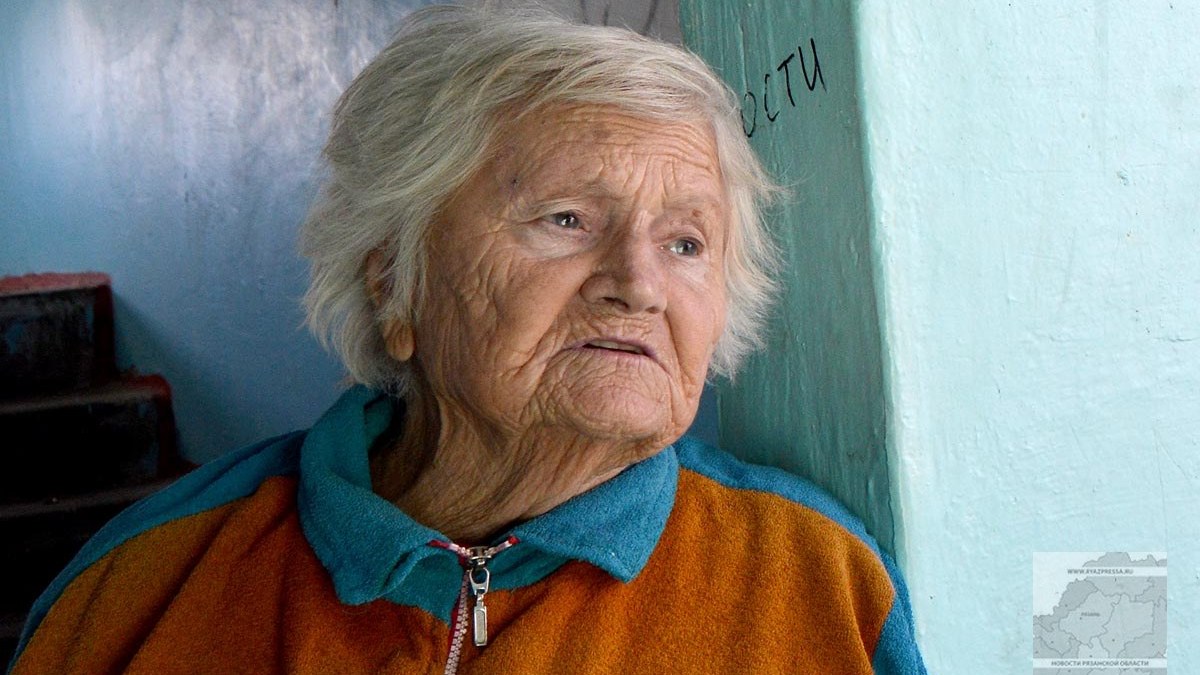 Можно бабушек включить. Бабушка с камнем. История пенсионерки. 87 Летняя женщина. Истории про юенстонерку.