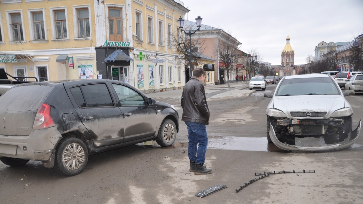 В центре Касимова столкнулись Renault и Opel | ИЗДАТЕЛЬСТВО «ПРЕССА»