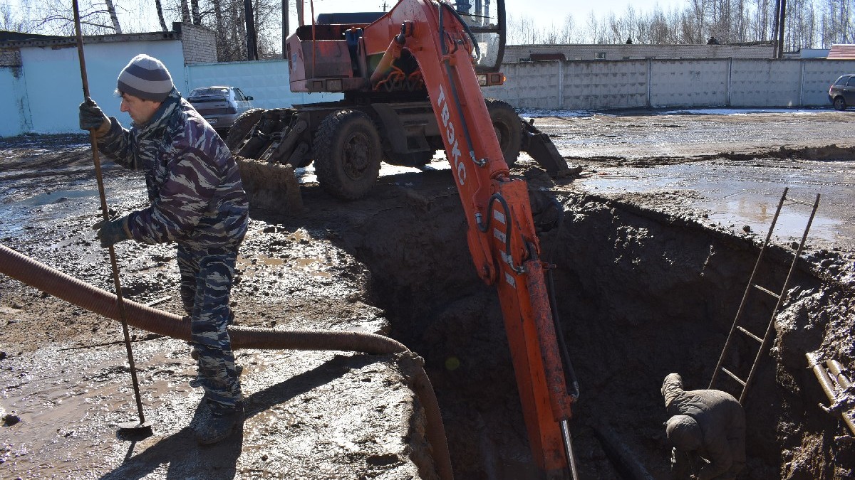 Аварию на центральном водопроводе в Кораблине ликвидируют третий день -