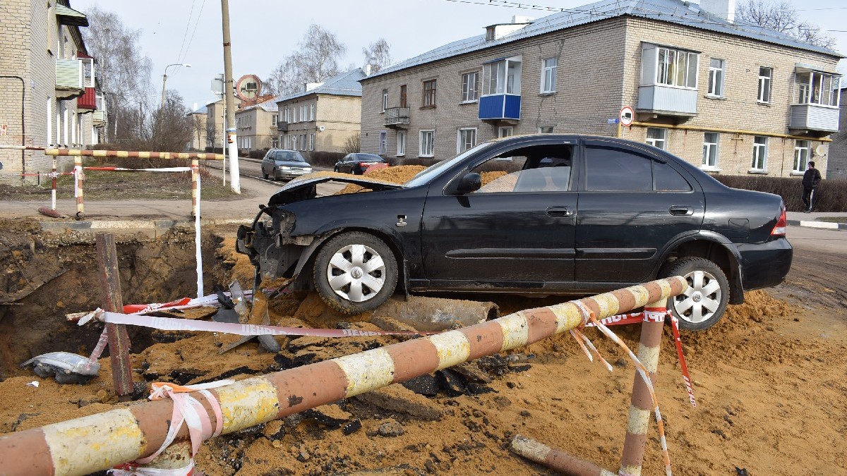 В Кораблине иномарка чуть не упала в траншею | ИЗДАТЕЛЬСТВО «ПРЕССА»