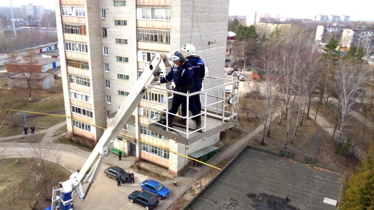 Огромный лист шифера угрожал безопасности прохожих в Новомичуринске -