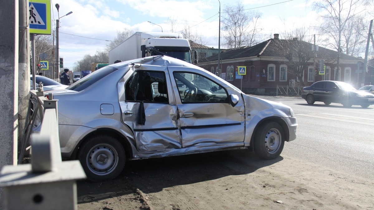 В центре Шацка под светофором КамАЗ врезался в Renault Logan |