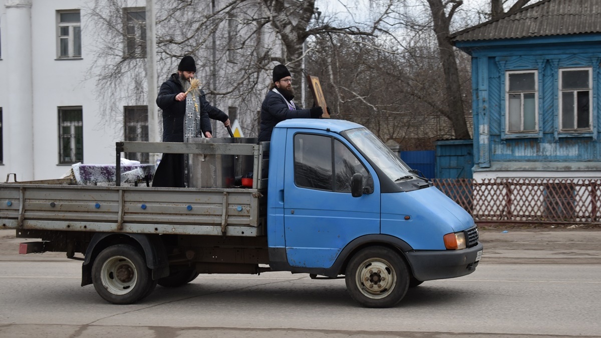 Улицы рабочего поселка Сараи окропили святой водой - ИЗДАТЕЛЬСТВО «ПРЕССА»