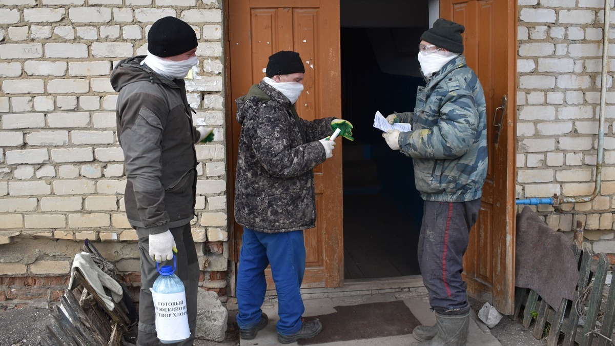 Дезинфицирующий раствор развозят по многоквартирным домам в Сараях |