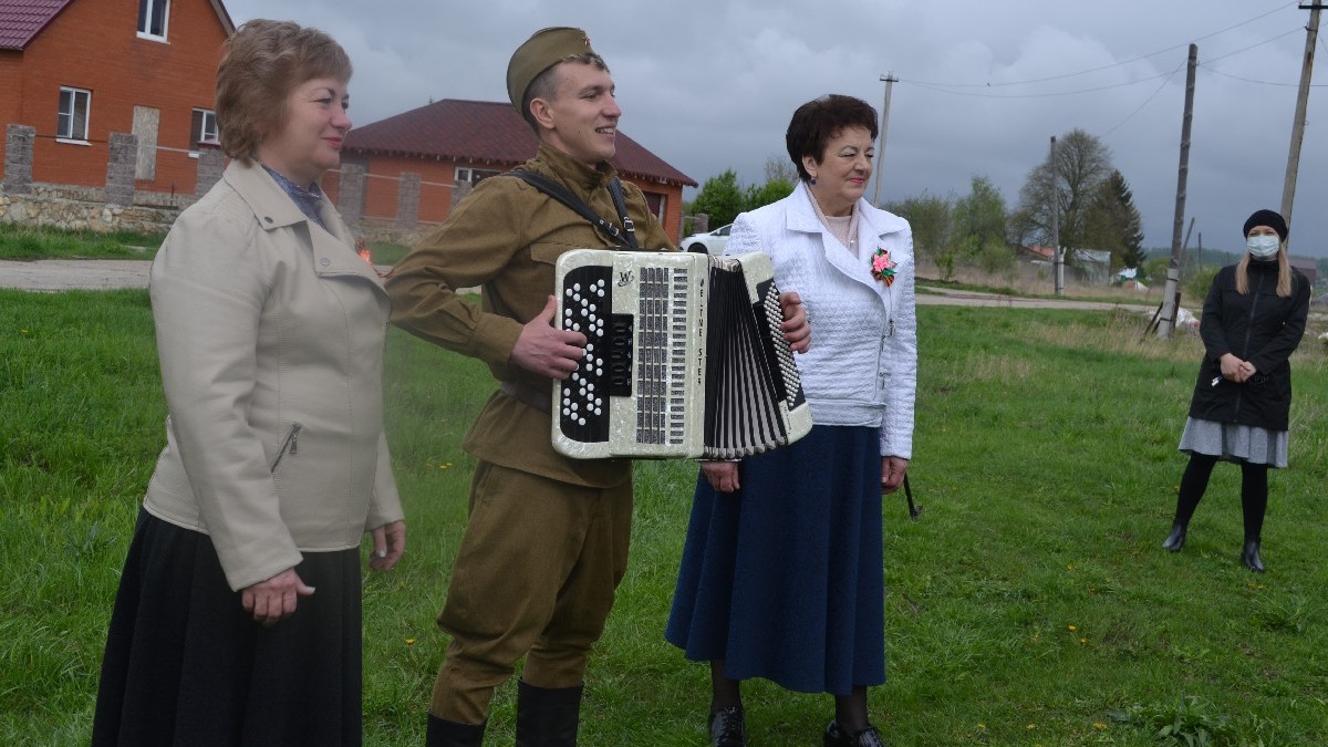 Поют катюшу. Ансамбль земляки Урюпино. Пронский район день Победы ветераны. Ветераны поют Катюшу. Ансамбль поет Катюшу.