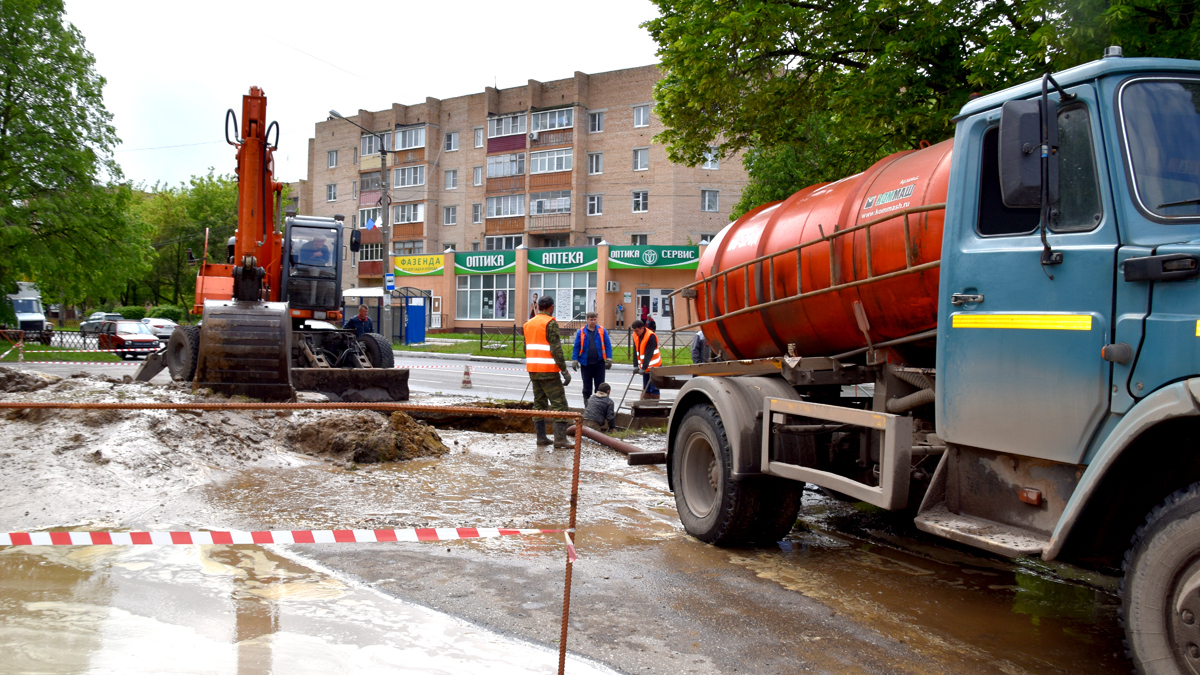 В центре Новомичуринска прорвало трубу центрального водопровода -