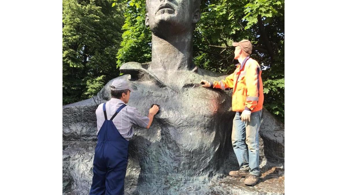 Памятник Есенину в Рязани очистили от надписей | ИЗДАТЕЛЬСТВО «ПРЕССА»