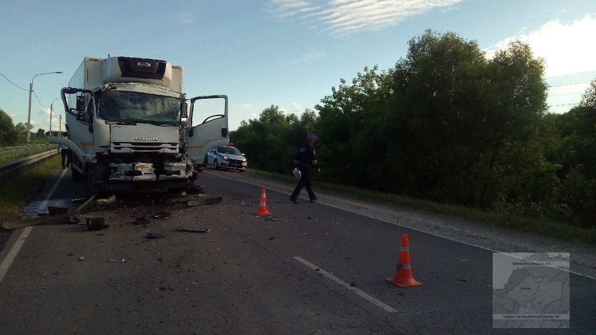 Водителя фургона, попавшего в ДТП в Пронске, из машины извлекали спасатели