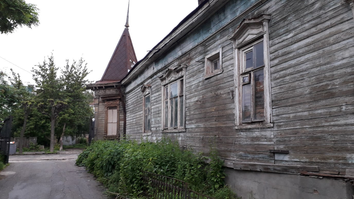 Жильцов обветшавшего «дома с башенкой» на улице Щедрина в Рязани