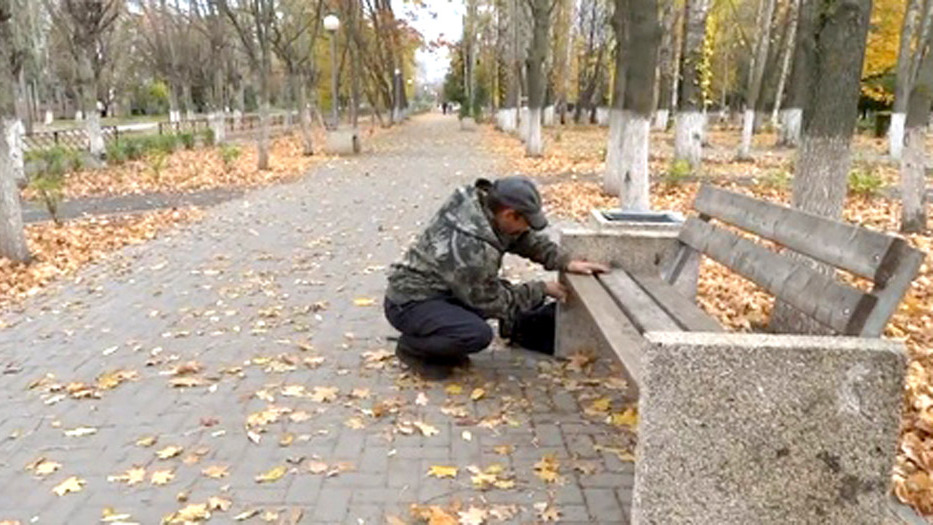 В парке 8 скамеек 3 покрасили