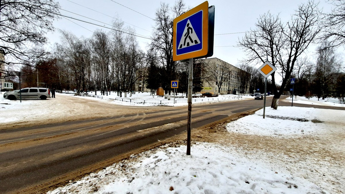 Около 10. Пешеходка Рязанские полицейские. ДТП С пешеходом в Турлатово 25 декабря в Рязани. Скользко на пешеходном переходе.