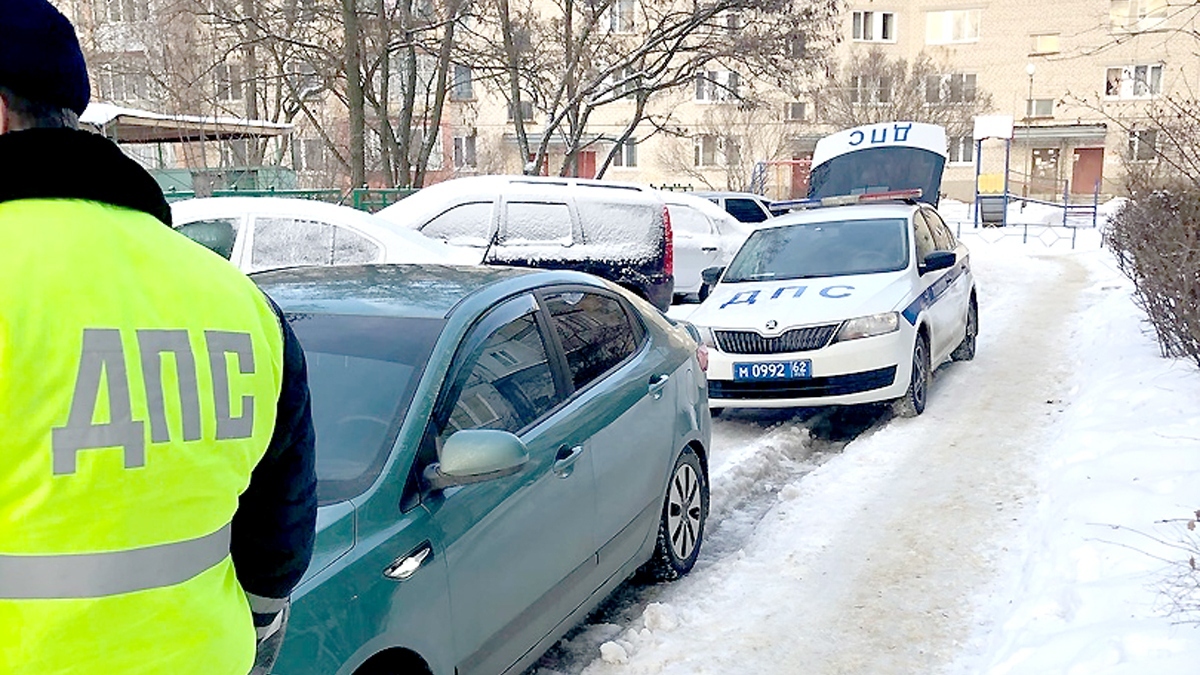 В ледяной колее в одном из новомичуринских дворов пострадал автомобиль Kia