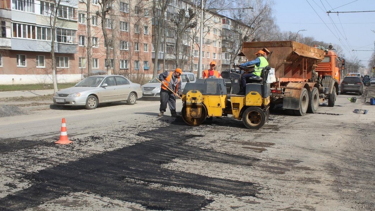 На каких улицах Рязани заделают ямы в ближайшее время, рассказали в