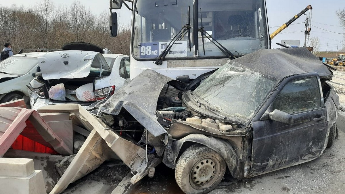 Девять человек пострадали в ДТП с автобусом на мосту в Рязани |