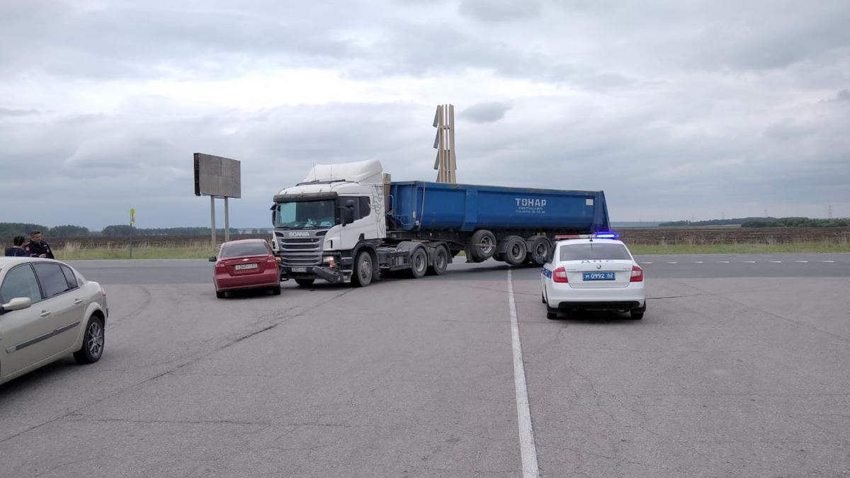 На повороте в Новомичуринск фура подмяла под себя Chevrolet |