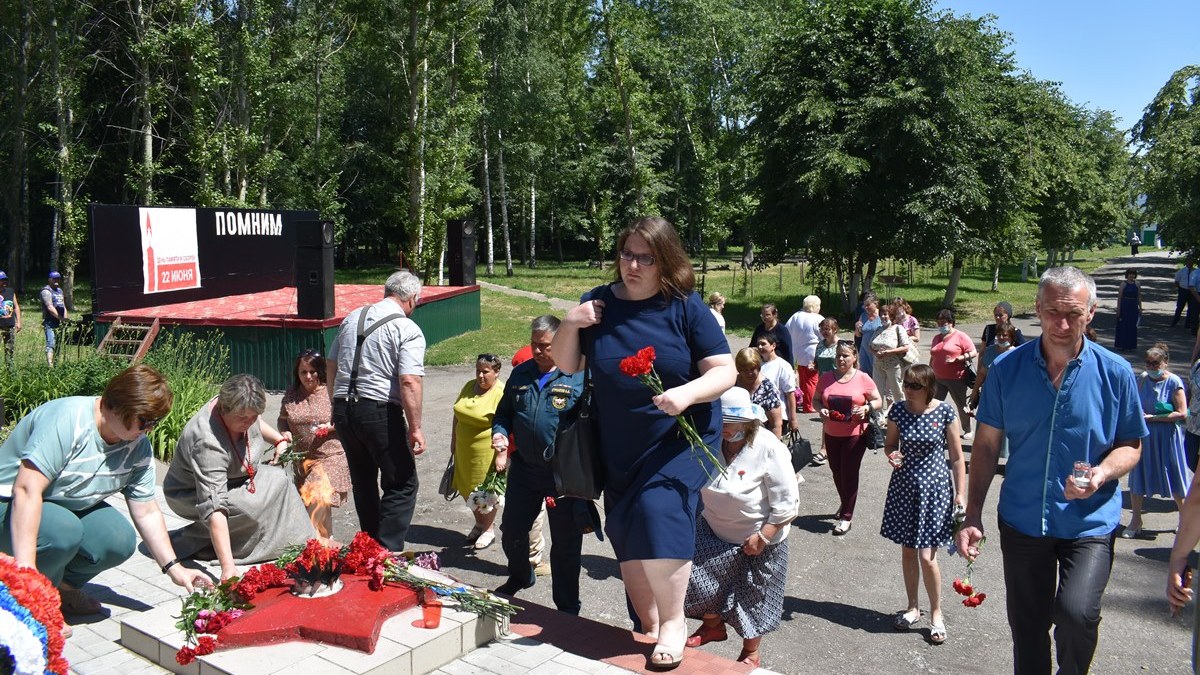 Митинг у обелиска 9 мая в селе. Митинг 22 июня. Обелиск .митинг Зарудня 2014 год. Рефтинский 9 мая 2023 у обелиская. Митинг на 22 июня сценарий у обелиска в селе.