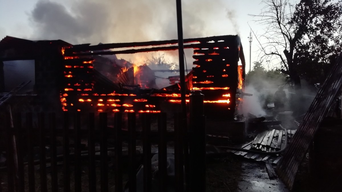 В Рязанском районе сгорел дом, предположительно – из-за оставленного на