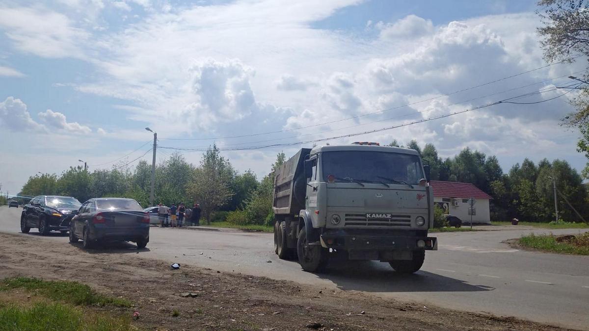 В Александро-Невском в аварию попали КамАЗ и две легковушки |