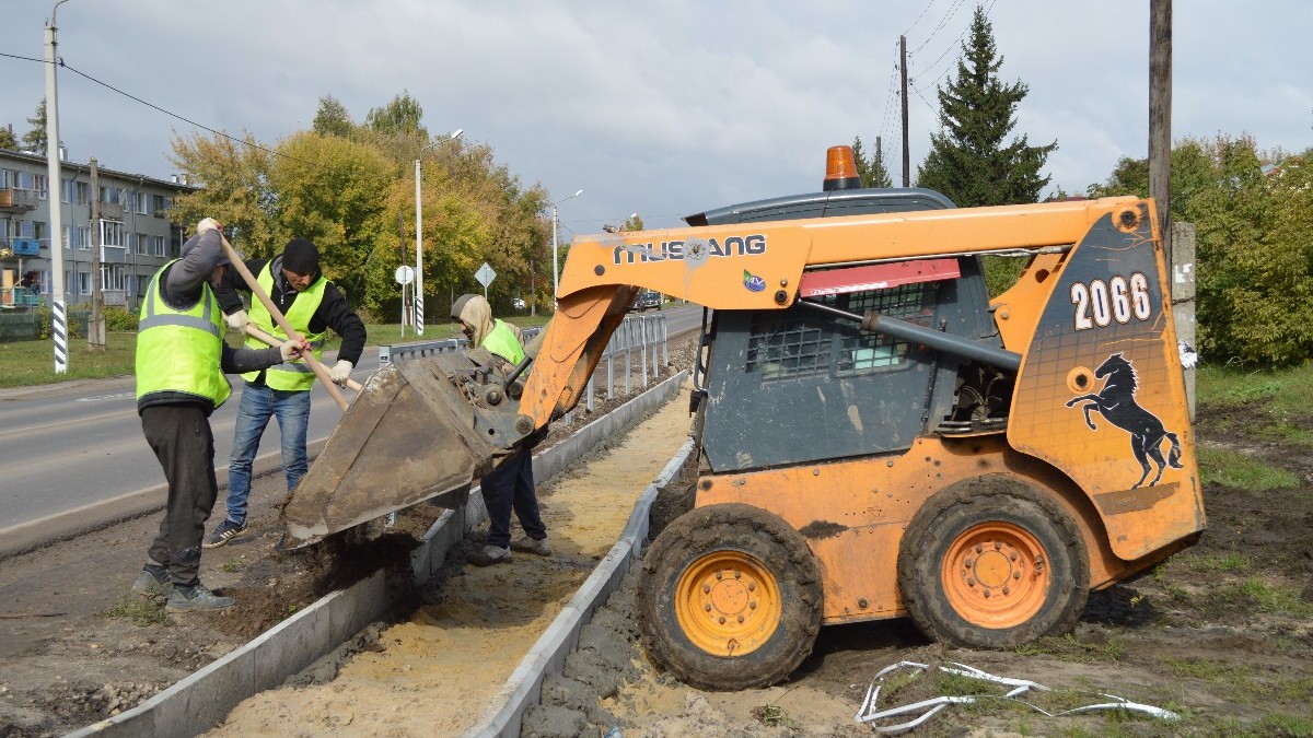 В старожиловском селе Чернобаево укладывают тротуарную дорожку -