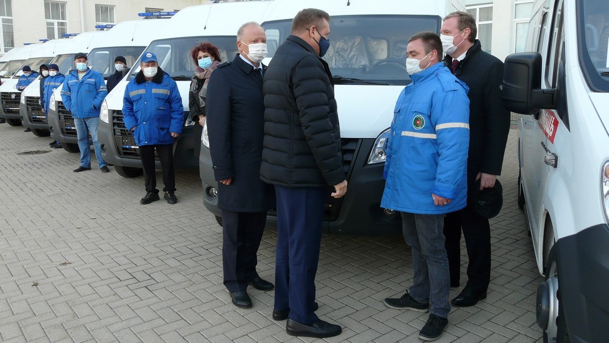 В районные больницы Рязанской области передали 15 новых автомобилей скорой