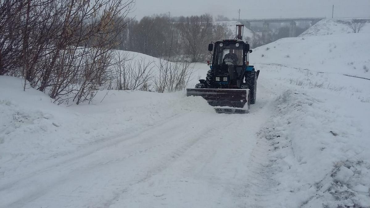 Трактора чистят дороги. Угольник прицепной тракторный для чистки дорог от снега. Трактор снег. Трактор чистит дороги от снега. Трактор для чистки снега.