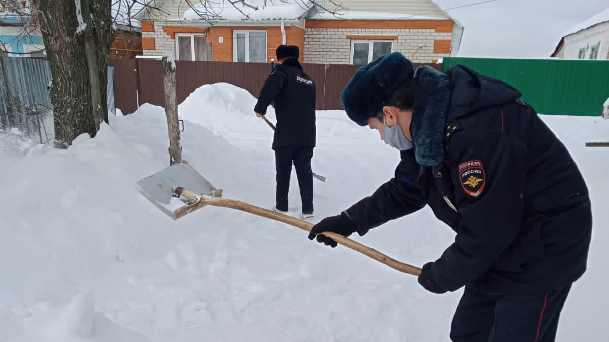 Участковый из Рязанского района помогает труженице тыла чистить снег -