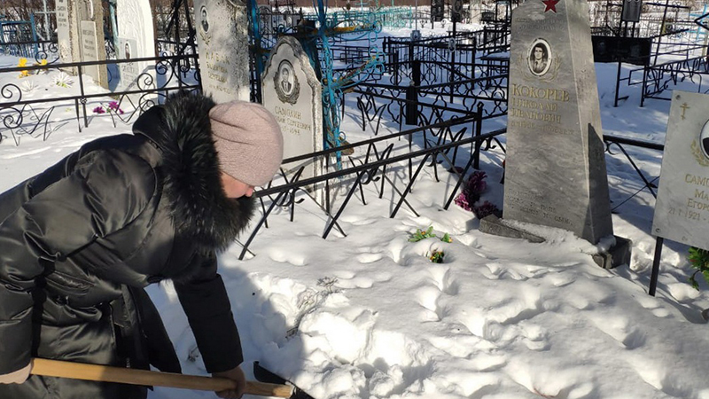 Снежная могила. Детская могила в снегу. Можно ли счищать снег с могилки.