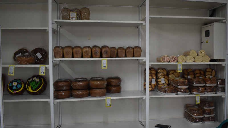 Батон хлеба подорожал на 3 рубля. Выставка кондитерских изделий. Продукция хлебозавода. Хлеб подорожал. Чудовский хлеб.