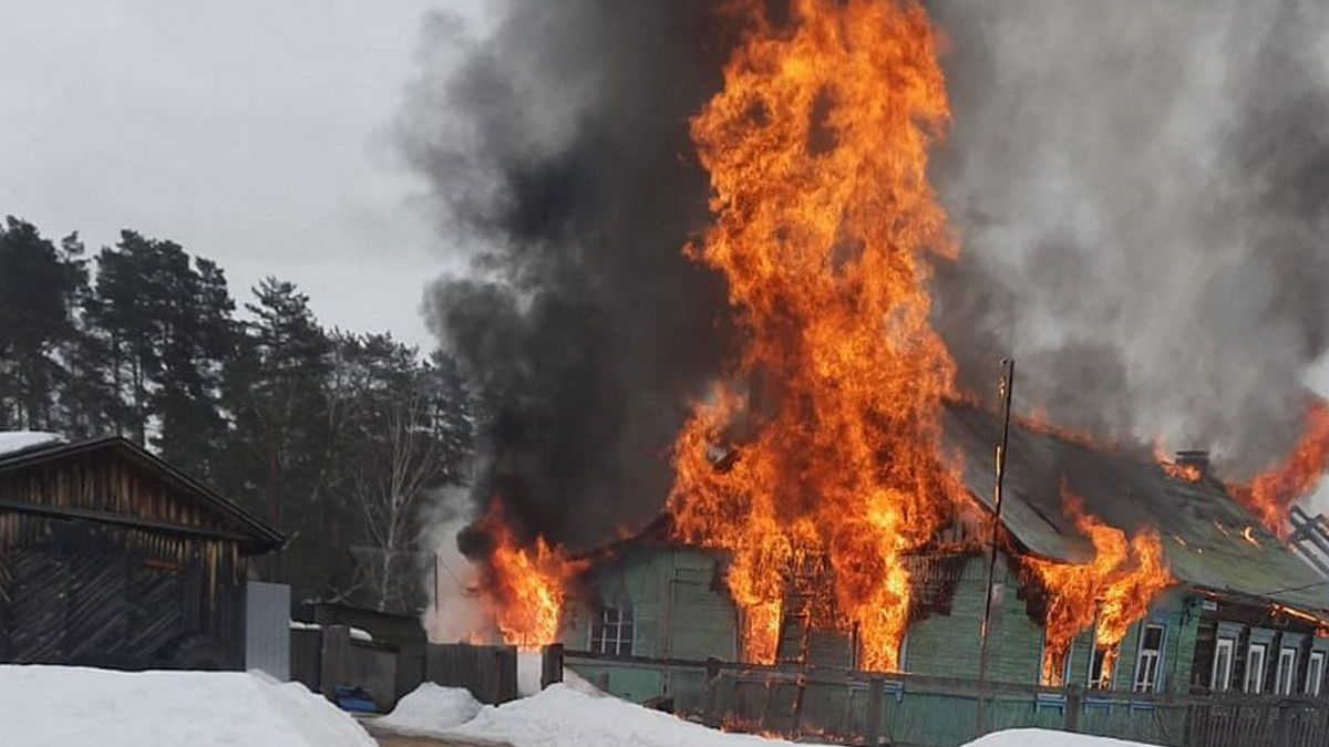 В Рязанском районе сгорел деревянный дом на три семьи | 13.03.2022 | Рязань  - БезФормата