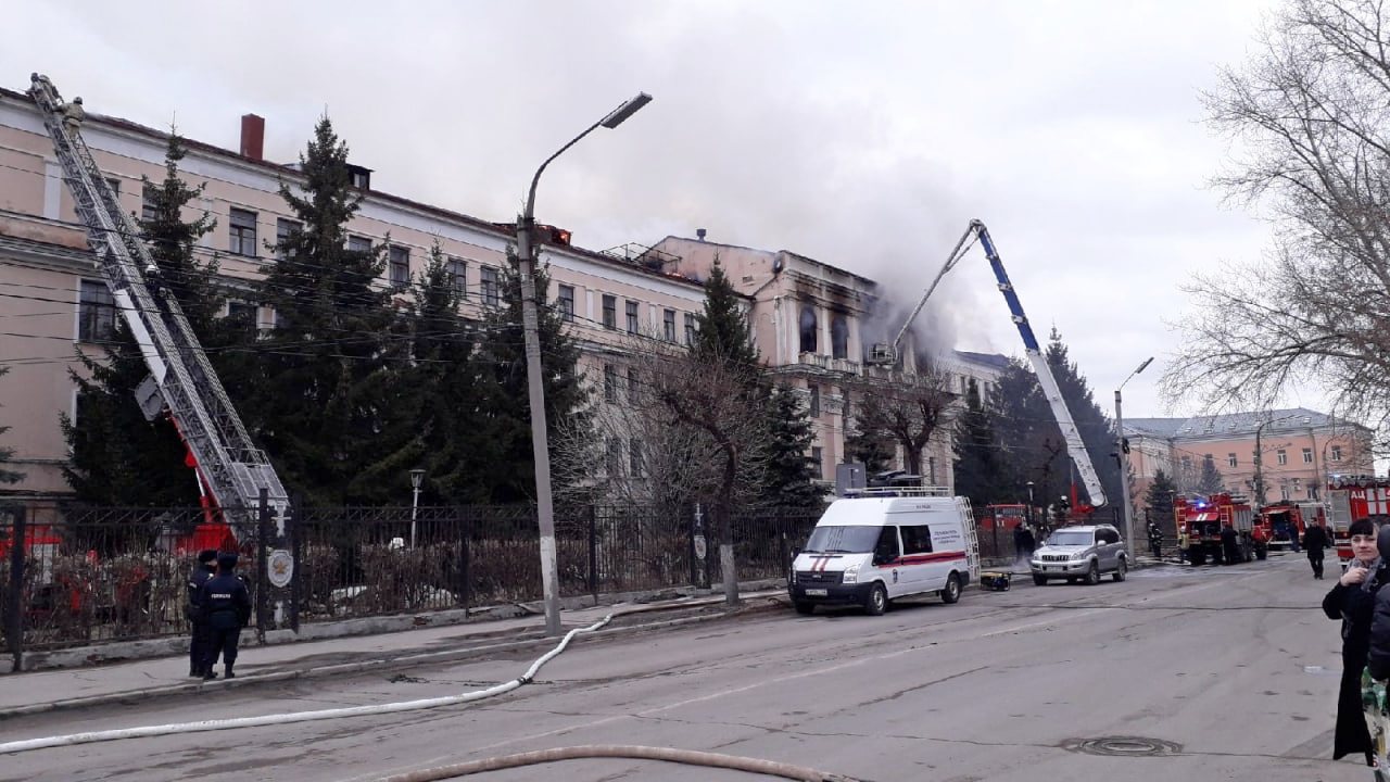 В Рязани горит здание бывшего училища связи | 01.04.2022 | Рязань -  БезФормата