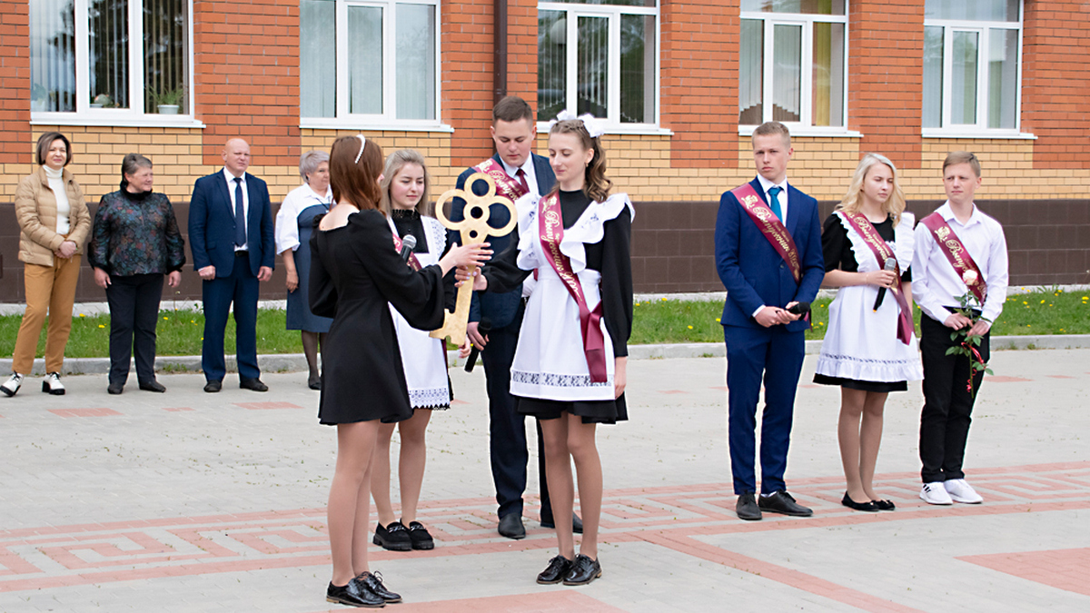 Для 24 выпускников Ухоловской школы прозвенел последний звонок | 25.05.2022  | Рязань - БезФормата