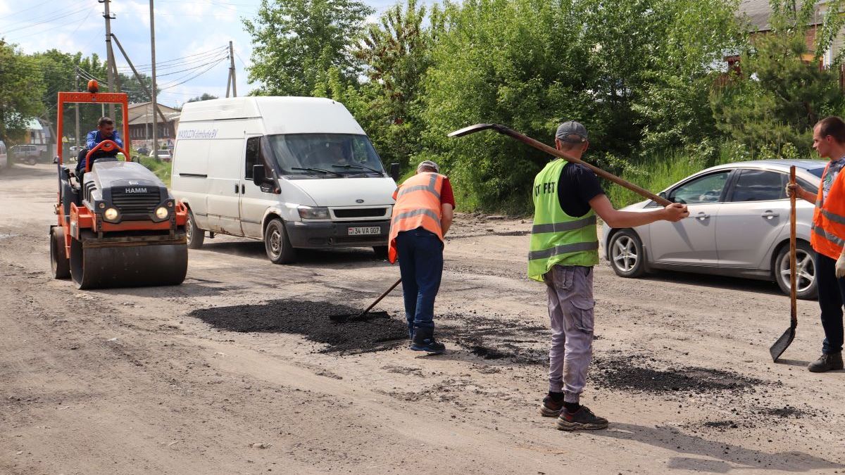 На девяти улицах в Спас-Клепиках идет ямочный ремонт дорог - ИЗДАТЕЛЬСТВО