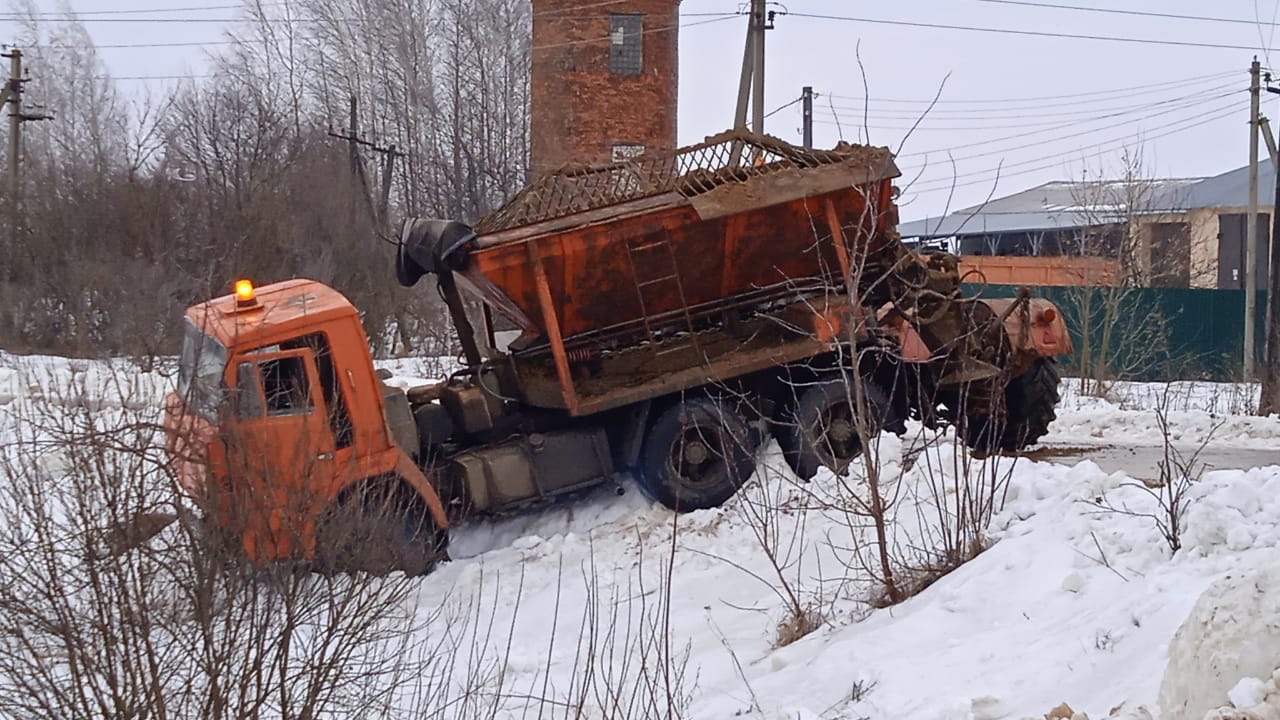 В Захарове машина, посыпавшая дорогу песком, не удержалась на проезжей