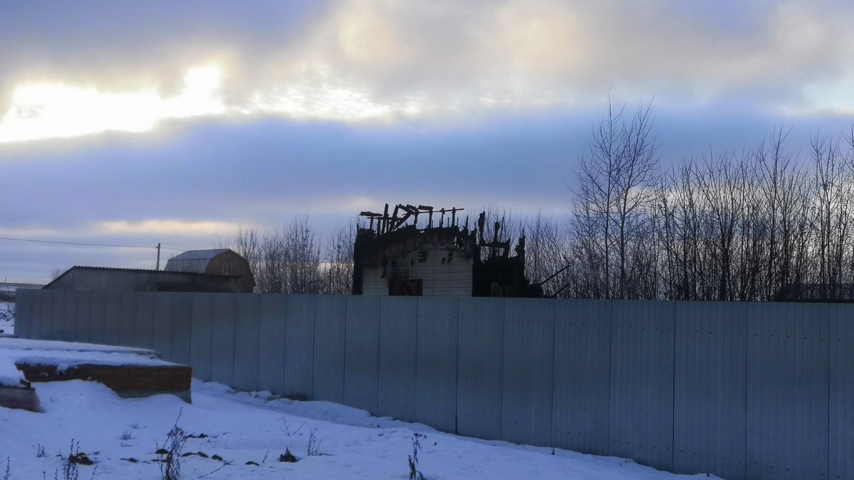 В Рыбновском районе сгорел двухэтажный деревянный дом | 12.01.2023 | Рязань  - БезФормата