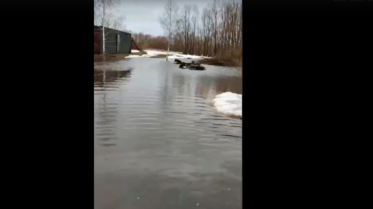 Жителю Ухоловского района, дом которого окружила вода, предложили помощь -