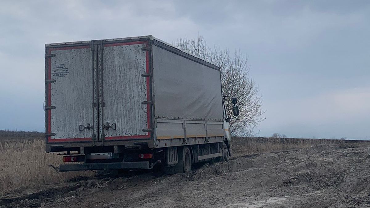 Пронские дорожники помогли вытащить из грязевого болота грузовик из