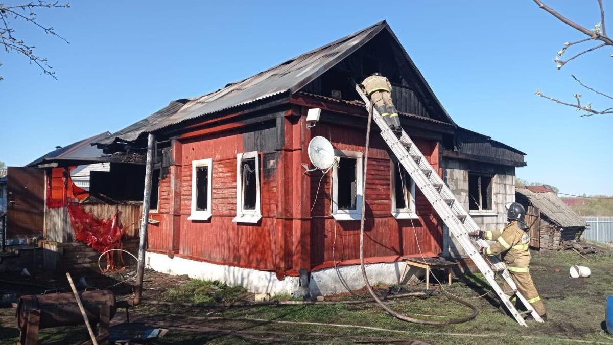 Пять пожарных машин тушили жилой дом в селе Можары Сараевского района |