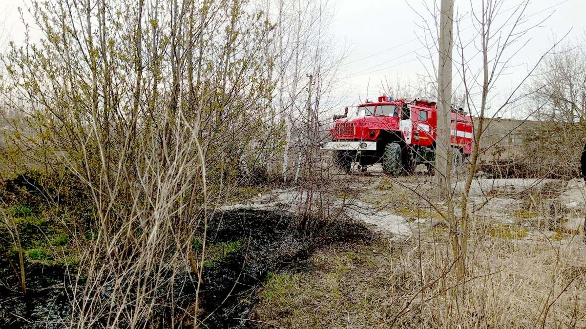 Куча горящего мусора стала причиной пожара в новомичуринском гаражном