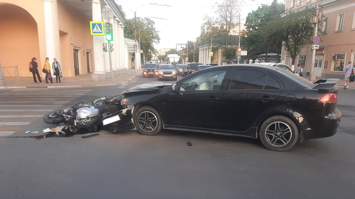 В Рязани столкнулись мотоцикл и Mitsubishi Lancer - ИЗДАТЕЛЬСТВО «ПРЕССА»