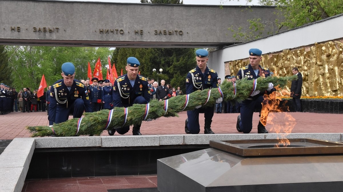 Рязанцы возложили цветы к Огню памяти на Скорбященском мемориале -