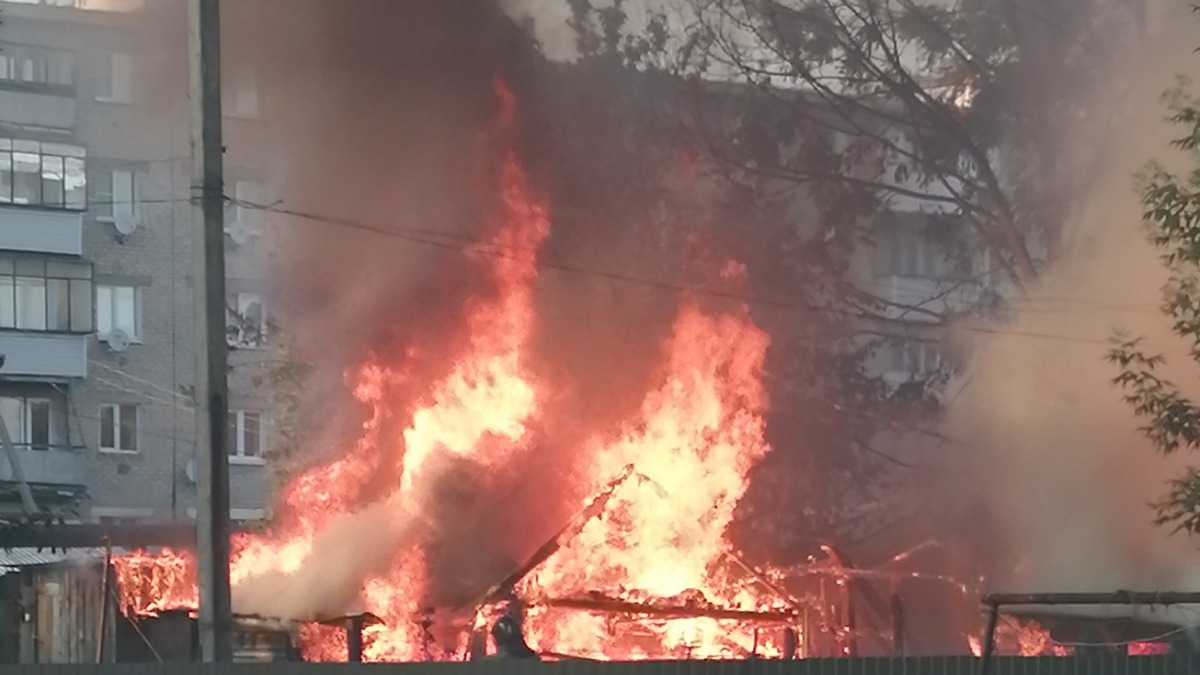 В центре Шацка во дворе многоквартирных домов горел сарай - ИЗДАТЕЛЬСТВО