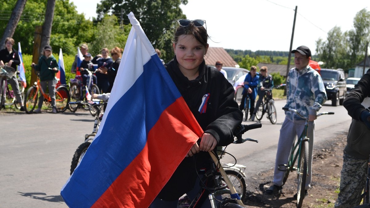 Около 80 человек в День России проехали на велосипедах по новой дороге в