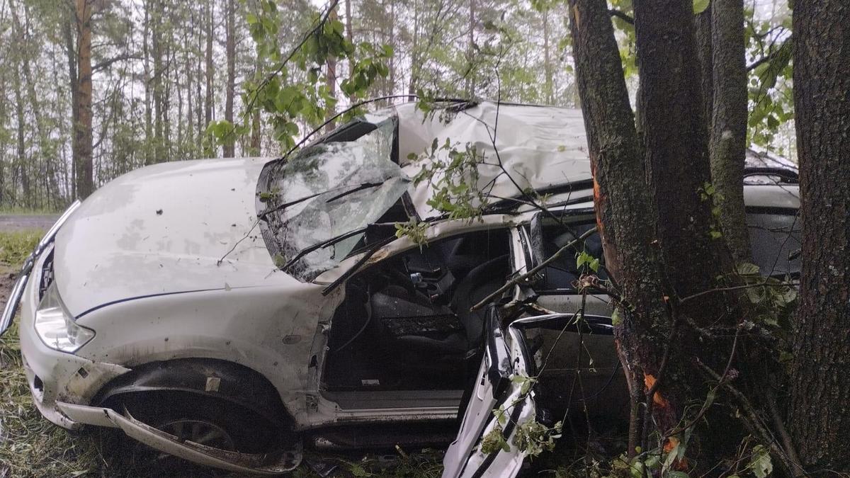 Возле поворота на Барское в Клепиковском районе перевернулась машина.