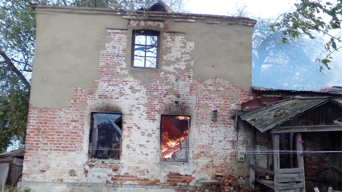 В селе Пертово Чучковского района горел многоквартирный двухэтажный дом |