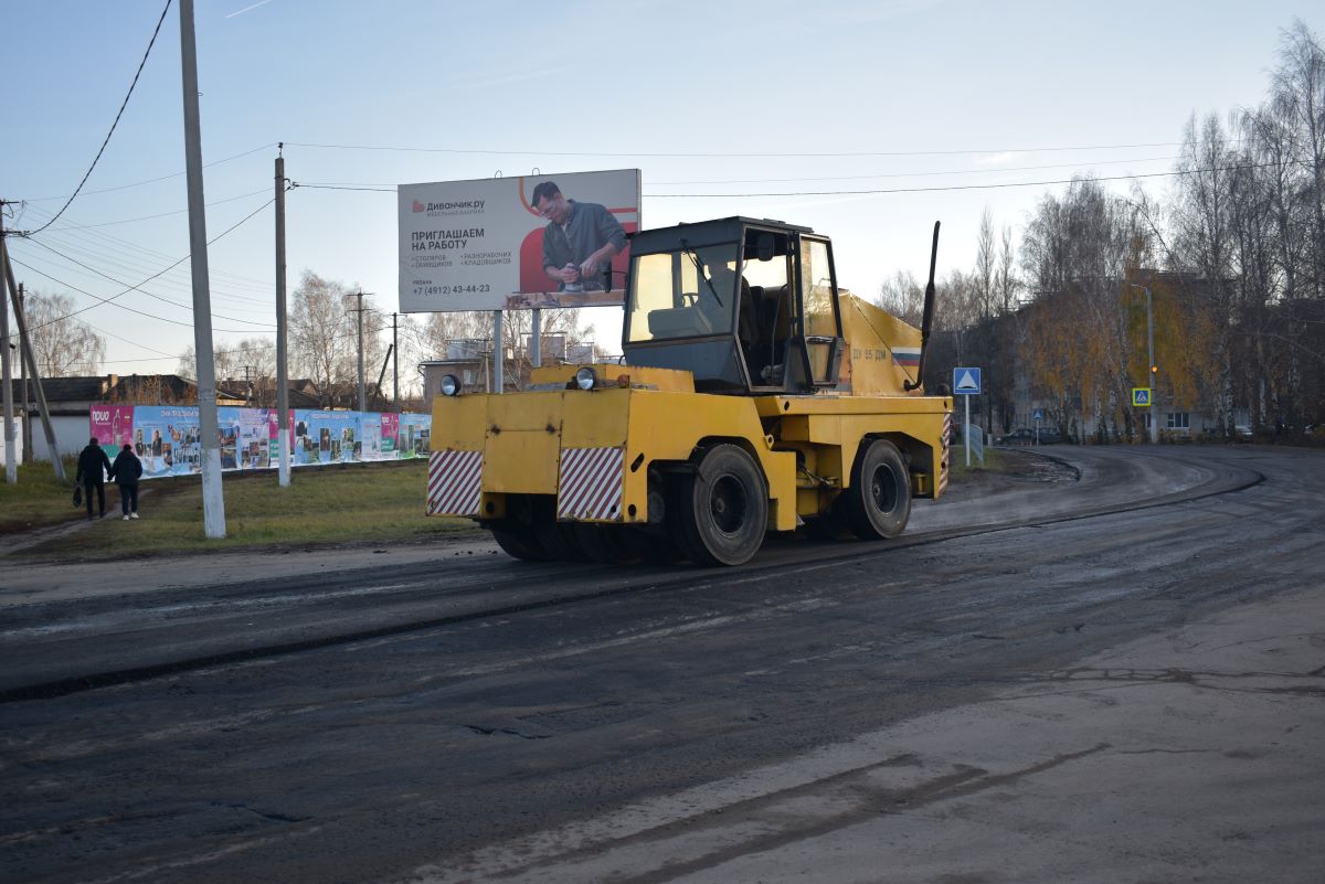 В Шилове ремонтируют дорогу - ИЗДАТЕЛЬСТВО «ПРЕССА» ИЗДАТЕЛЬСТВО «ПРЕССА»