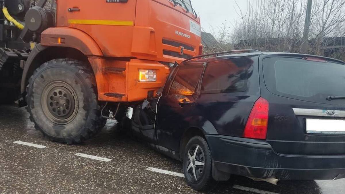 В Сапожковском районе в ДТП Ford Focus столкнулся с КамАЗом. Два человека  пострадали | 03.11.2023 | Рязань - БезФормата