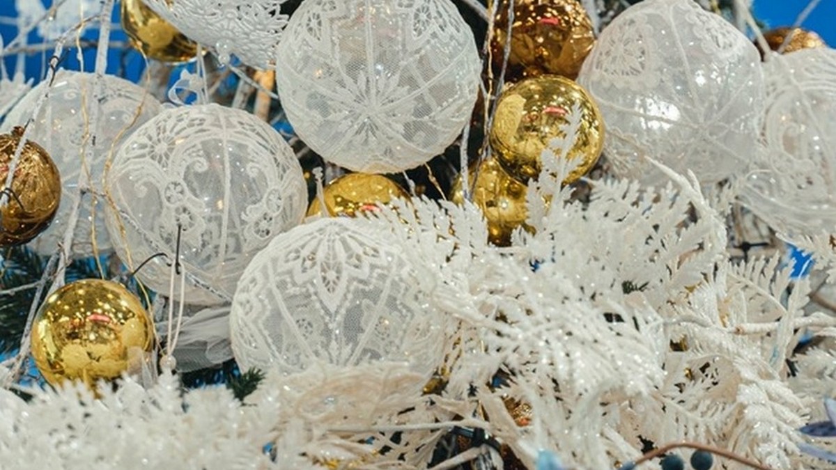 Кружевные новогодние игрушки из Кадома украшают праздничную елку на ВДНХ -