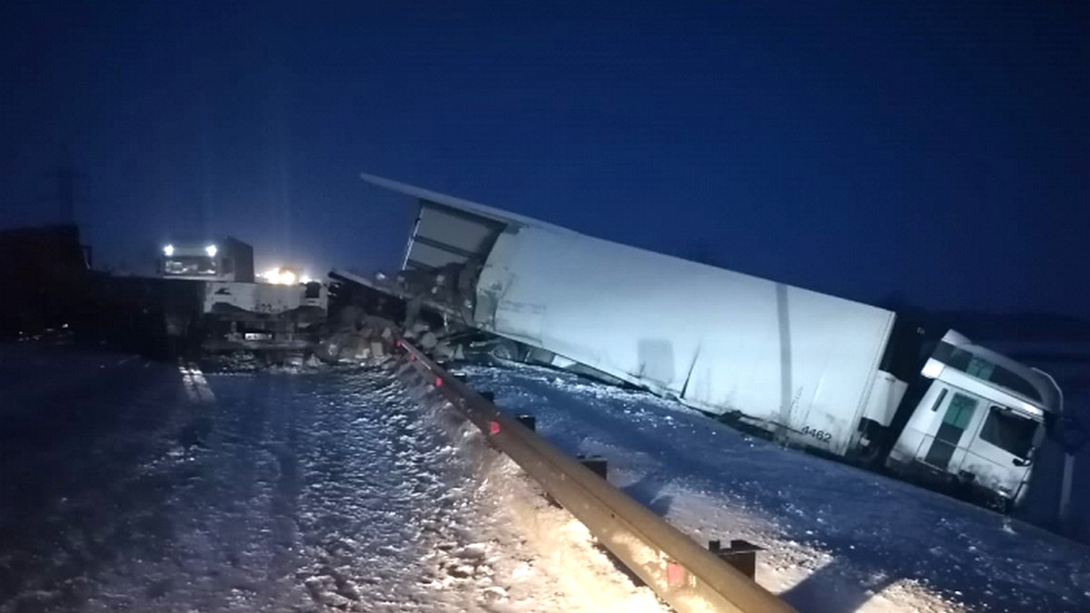 В Михайловском районе в ДТП попали четыре машины. Погибла женщина -