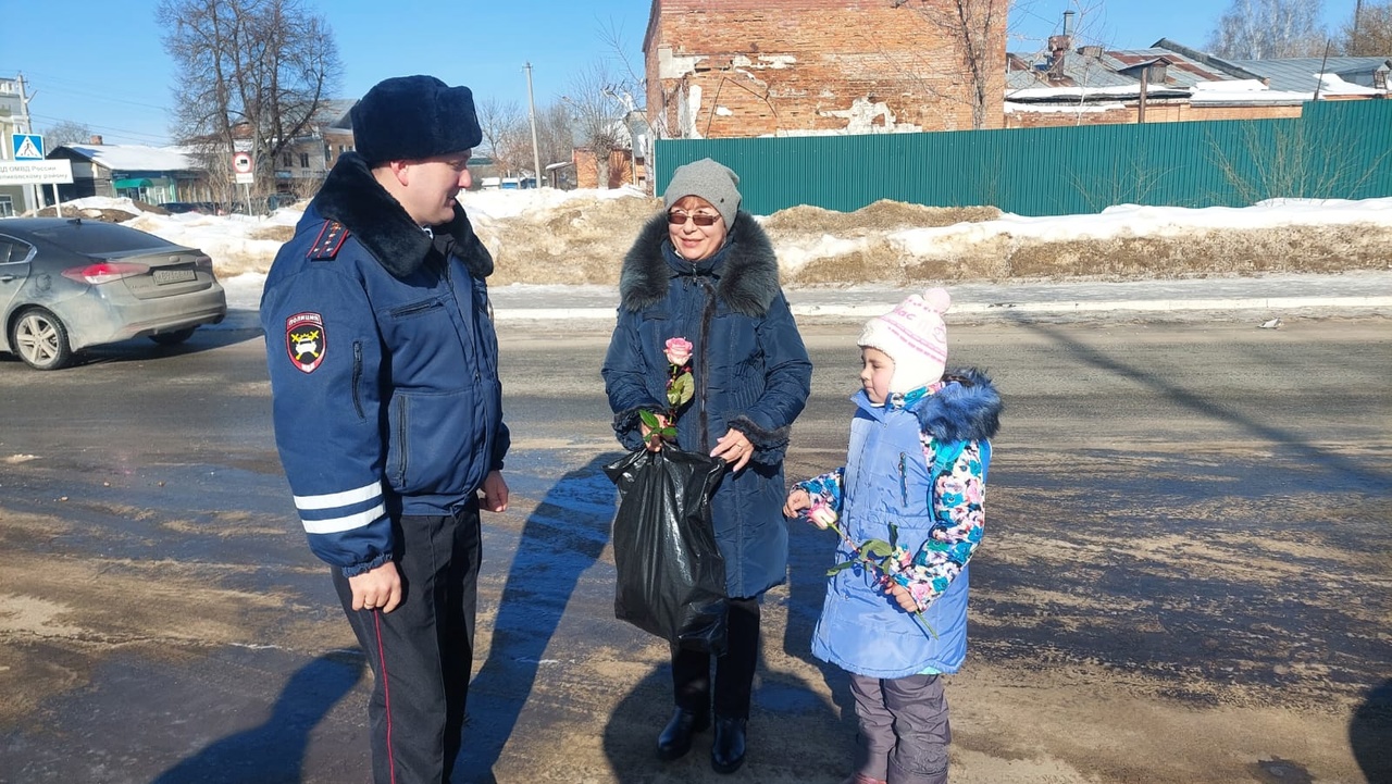 Инспекторы ГИБДД поздравили участниц дорожного движения | 07.03.2024 |  Рязань - БезФормата